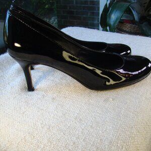 Vaneli black patent leather round toe 2.5 inches heel, Size 6.5